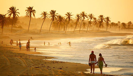 Caminhada na praia no fim de tarde em Cumbuco