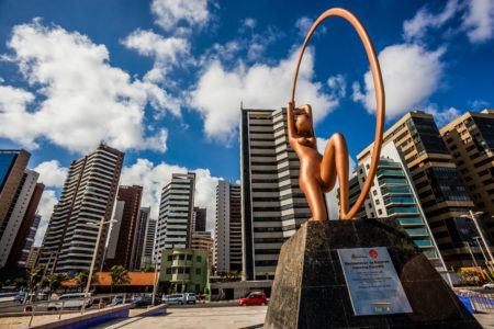 Estátua do Arco de Iracema na Praia de Iracema
