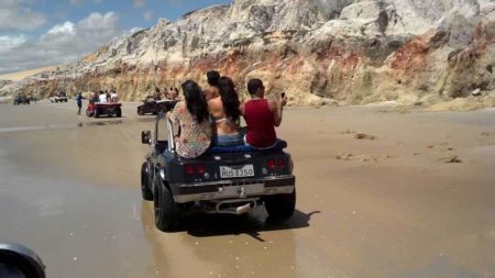 Praia famosa do Ceará: Morro Branco!