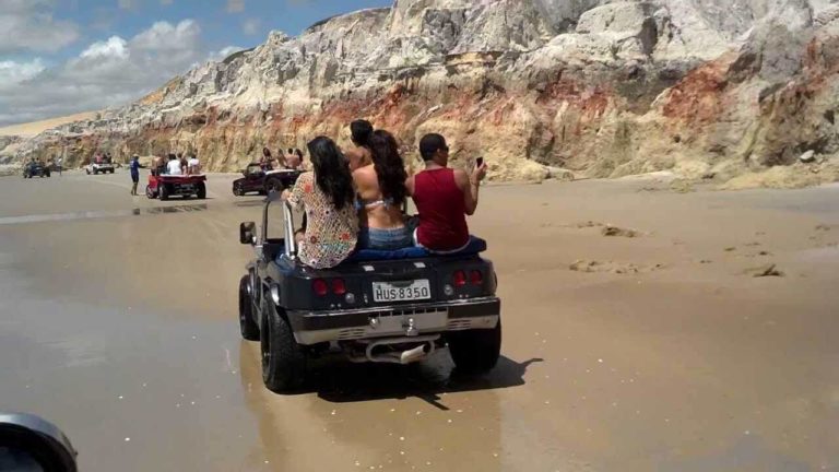 Diversão no passeio de buggy na praia