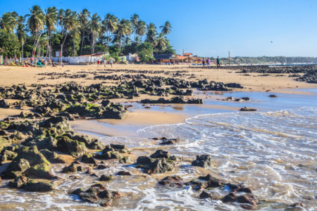 Paracuru, praia, mar e coqueirais ao fundo