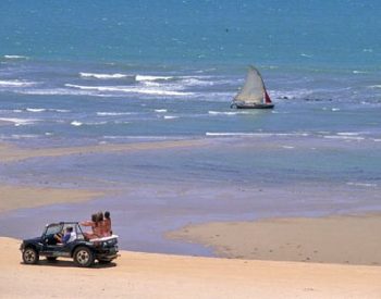 Passeio de Buggy em Canoa Quebrada e mar ao fundo