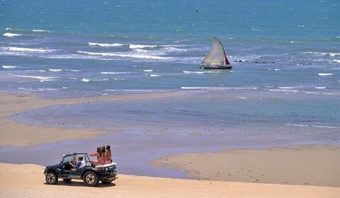 Passeio de Buggy em Canoa Quebrada e mar ao fundo