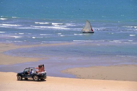 Passeio de Buggy em Canoa Quebrada e mar ao fundo