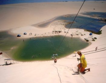 Na tirolesa em Canoa Quebrada é muita emoção e você termina com um banho na piscina natural