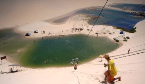 Na tirolesa em Canoa Quebrada é muita emoção e você termina com um banho na piscina natural