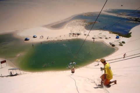 Na tirolesa em Canoa Quebrada é muita emoção e você termina com um banho na piscina natural