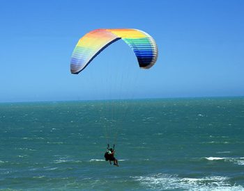 Sobrevoando Canoa Quebrada no Paramotor