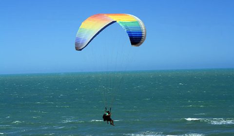 Sobrevoando Canoa Quebrada no Paramotor