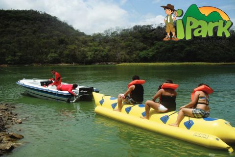 Diversão no Banana boat no Ipark