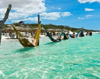 Redes ao mar na praia de Jeri