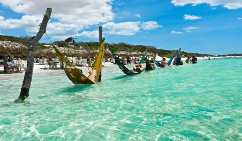 Redes ao mar na praia de Jeri