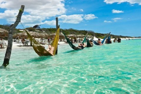 Redes ao mar na praia de Jeri